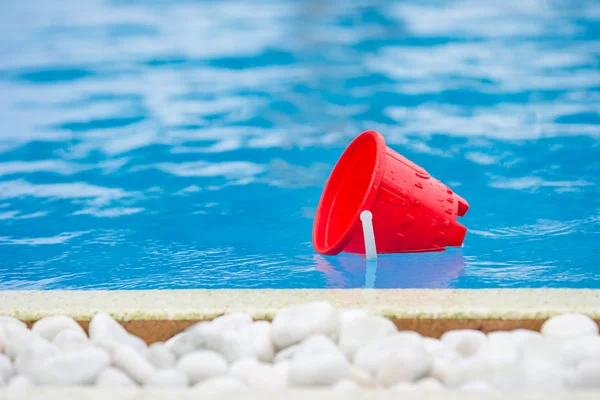 Kunststof strand kinderen speelgoed bij het zwembad op vakantie — Stockfoto