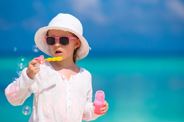 Urocza dziewczynka na plaży podczas wakacji — Zdjęcie stockowe