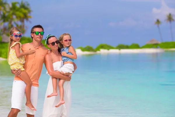 Feliz hermosa familia en unas vacaciones en la playa tropical — Foto de Stock