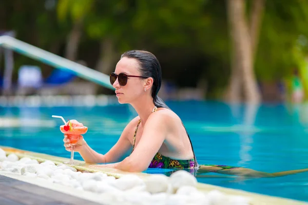 Young woman with tasty cocktail on summer vacation — Stock Photo, Image