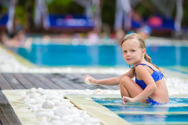 Piccola ragazza carina felice nella piscina all'aperto — Foto Stock