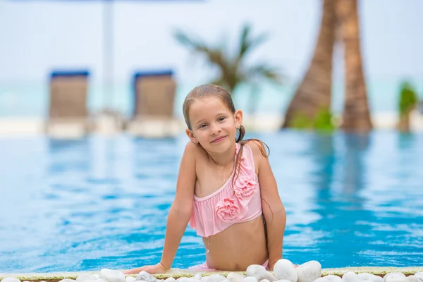 Pequena menina bonito feliz na piscina exterior — Fotografia de Stock