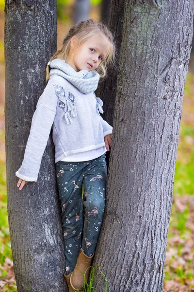 Adorable little girl outdoors at beautiful autumn day — Stock Photo, Image