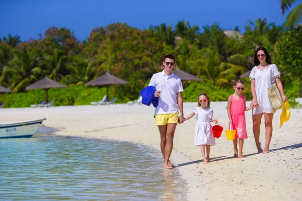 Família bonita feliz em umas férias de praia tropicais — Fotografia de Stock