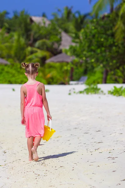 Mignon belle petite fille en plein air sur la plage vacances — Photo