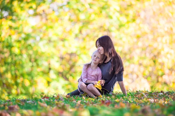 Bedårande liten flicka med mamma i höst park utomhus — Stockfoto