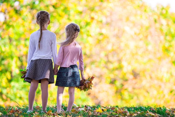 Pequenas garotas adoráveis ao ar livre no dia quente de outono — Fotografia de Stock