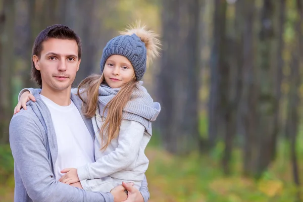 Niña adorable con papá feliz en el parque de otoño al aire libre —  Fotos de Stock