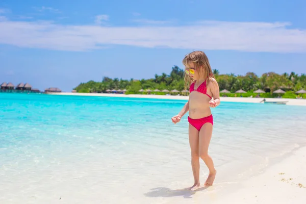 Adorabile bambina in spiaggia durante le vacanze estive — Foto Stock