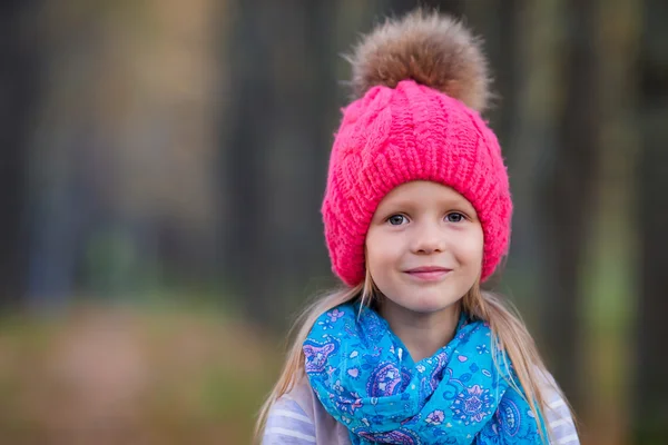 Entzückendes kleines Mädchen im Freien an einem schönen Herbsttag — Stockfoto