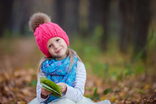 Close up adorable little girl outdoors at beautiful autumn day — Stock Photo, Image