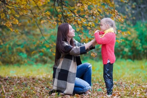Val concept - schattig meisje met moeder in herfst park buiten — Stockfoto