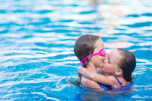 Sevimli küçük kızlar açık yüzme havuzunda tatil — Stok fotoğraf