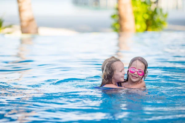 방학 때 야외 수영장에서 놀고 있는 귀여운 소녀들 — 스톡 사진