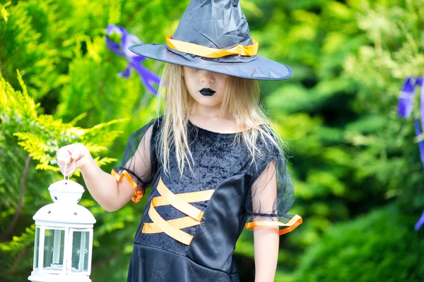 행복 한 작은 소녀 할로윈 야외에 마녀 의상을 입고. 과자 안 주면 장난칠 거예요. — 스톡 사진