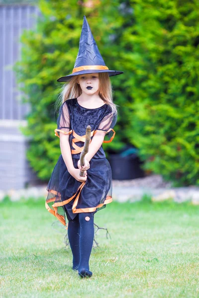 Rozkošný amasing holčička v čarodějnice kostým na Halloween. Pořád to samý. — Stock fotografie