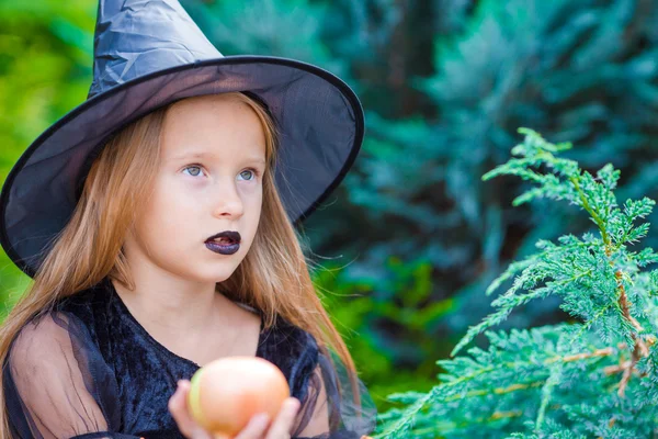 Rozkošná holčička v halloween kostýmu s venkovní velké cibule — Stock fotografie