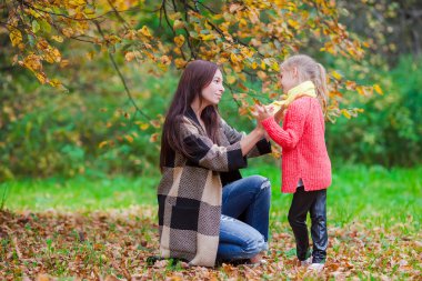 Mutlu motherwith güzel sonbahar gününde küçük kızı