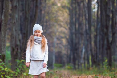Sonbahar Park açık havada güzel sıcak gün, sevimli küçük kız