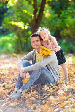mutlu bir aile güzel bir sonbahar gününde eğleniyor