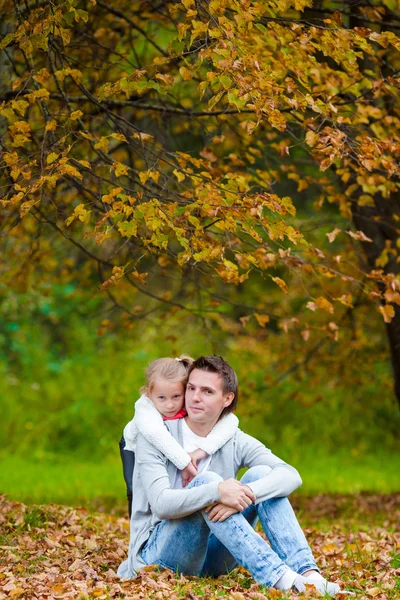 Father and little girl having fun on beautiful autumn day — Stock Photo, Image