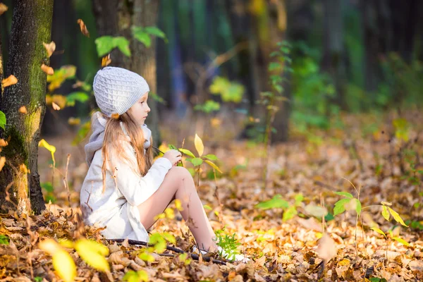 Adorável menina ao ar livre no belo dia de outono — Fotografia de Stock