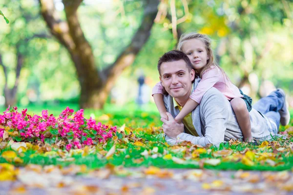 Família feliz se divertindo no belo dia de outono — Fotografia de Stock