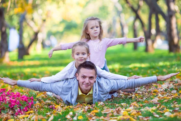 Família feliz no parque de outono ao ar livre — Fotografia de Stock
