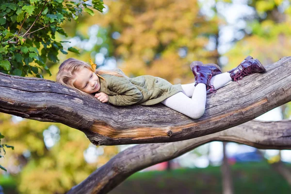 Feliz niña disfrutar de un día cálido en el hermoso parque de otoño — Foto de Stock