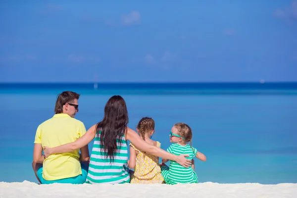 Vacaciones familiares en playa — Foto de Stock