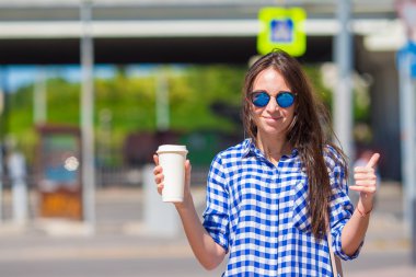 Büyük şehir havada kahve içme genç güzel kadın