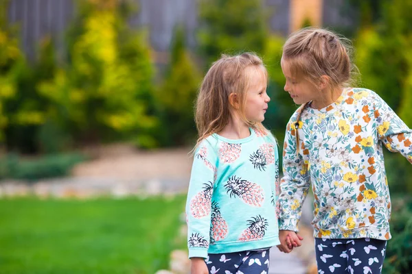 Lilla bedårande tjejer går på varm solig höstdag — Stockfoto