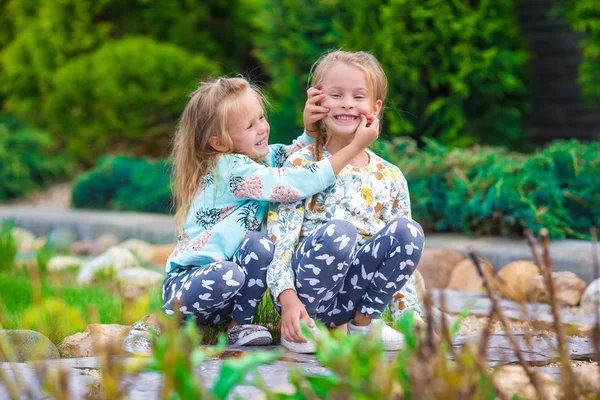 Små söta flickor på varm solig höstdag utomhus — Stockfoto