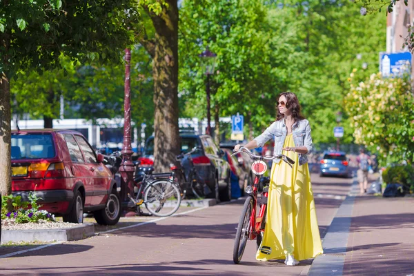 Joven mujer feliz en bicicleta en la ciudad europea — Foto de Stock