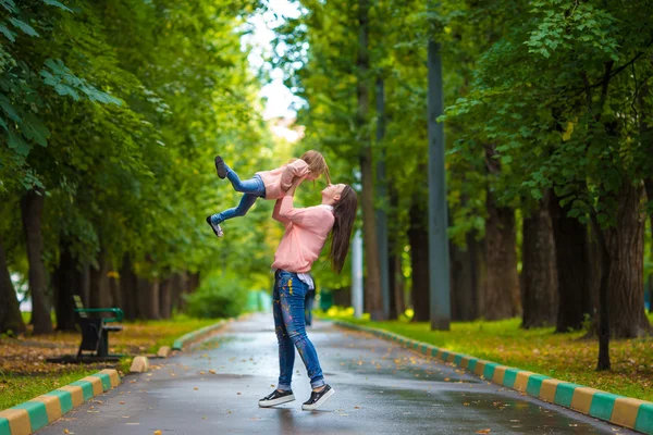 Glad mamma och bedårande liten tjej njuter av varmt väder på vackra park — Stockfoto