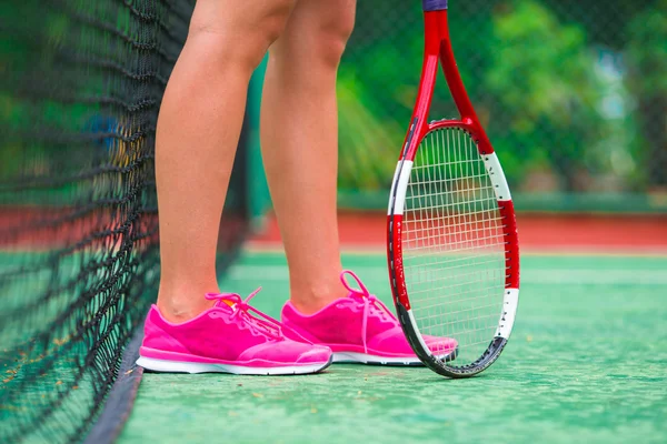 Gros plan de chaussures avec la raquette de tennis et le ballon à l'extérieur — Photo