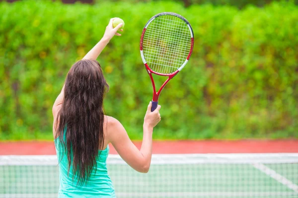 Jovem mulher esportiva ativa jogando tênis em férias tropicais — Fotografia de Stock