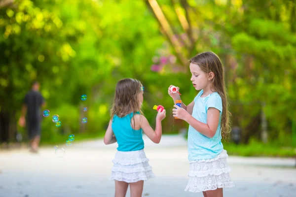 Adorables niñas divirtiéndose durante las vacaciones en la playa —  Fotos de Stock