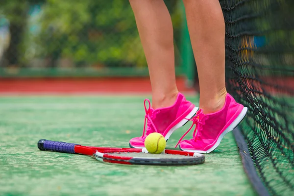 Close-up van schoenen met het tennis racket en bal buitenleven — Stockfoto