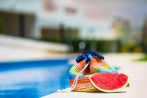 Colorido bolso de playa y sabrosa sandía roja en la imagen de verano — Foto de Stock