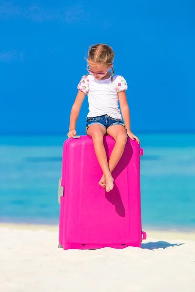 Little adorable girl with big luggage on tropical island — Stock Photo, Image