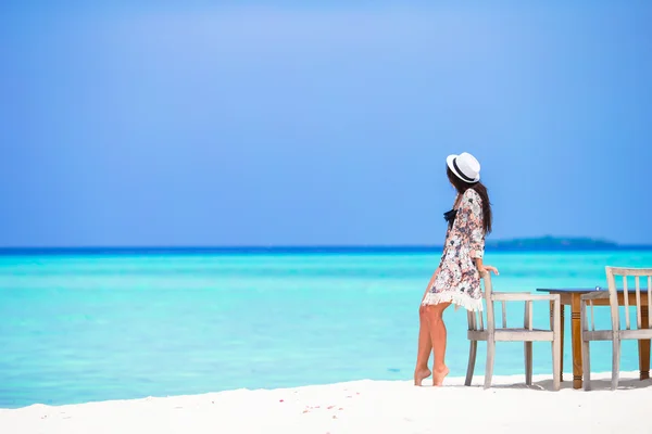 Joven hermosa mujer en la playa durante sus vacaciones de verano — Foto de Stock