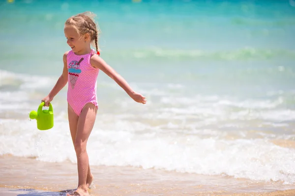 Adorável feliz sorrindo menina em férias na praia — Fotografia de Stock