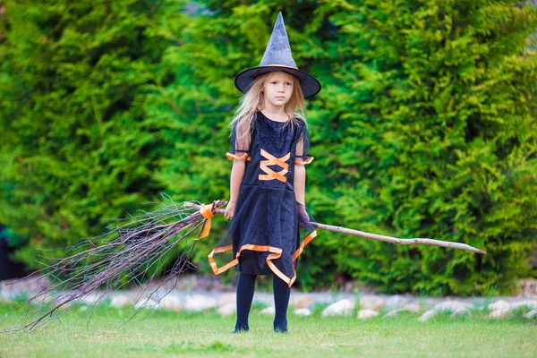 Menina adorável em traje de bruxa no Halloween no dia de outono. Doce ou travessura . — Fotografia de Stock