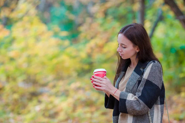 漂亮的女孩在秋天公园户外喝热咖啡 — 图库照片