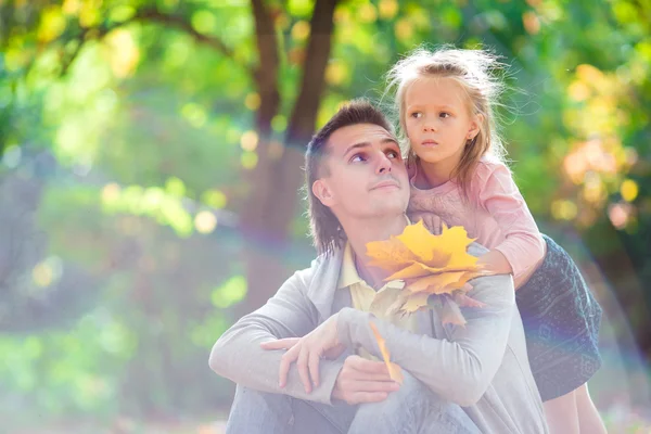 Pappa och lilla tjej att ha kul på vacker höstdag — Stockfoto