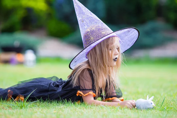 Boszorkány jelmez a Halloween, őszi nap aranyos kislány. csokit vagy csalunk. — Stock Fotó