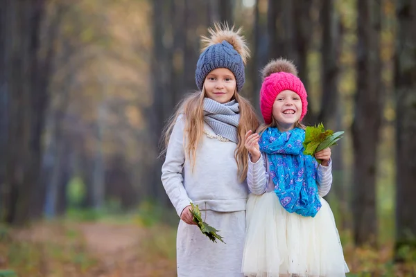 Kleine schattige meisjes buiten op warme zonnige herfstdag — Stockfoto