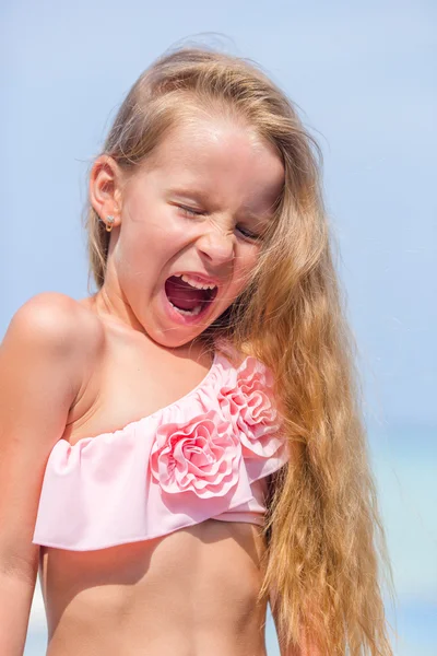 Kleines entzückendes Mädchen hat Spaß im Freibad — Stockfoto
