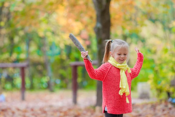 Ritratto di bambina in bella giornata d'autunno all'aperto — Foto Stock